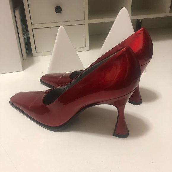 Escalated  beautiful  shoes with chic design - Picture 2 of 8